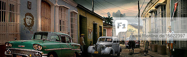 Panorama einer Straße mit Oldtimern  Trinidad  ï¾ Sanctiï¾ Spritusï¾ Provinz  Kuba