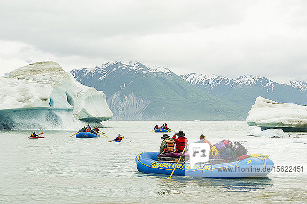 Gruppe von Flößern beim Navigieren durch Eisberge auf dem Alsek-See