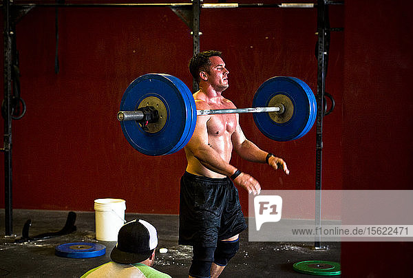 Ein Crossfit-Sportler lässt während eines Trainings in einem Fitnessstudio in San Diego  Kalifornien  seine Langhantel fallen.