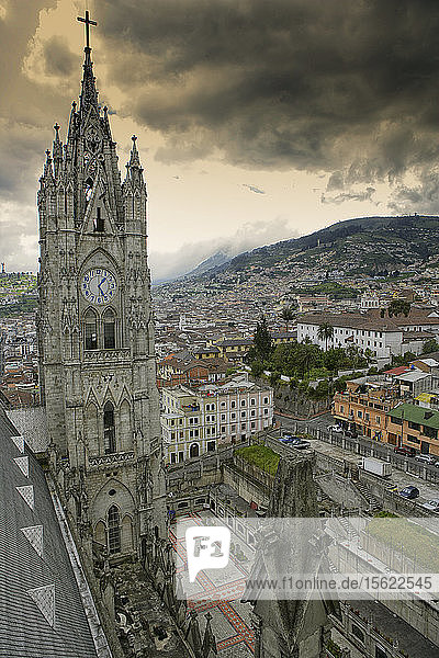 Ecuador  Quito  Kirchtürme der Basilika des Nationalen Gelübdes