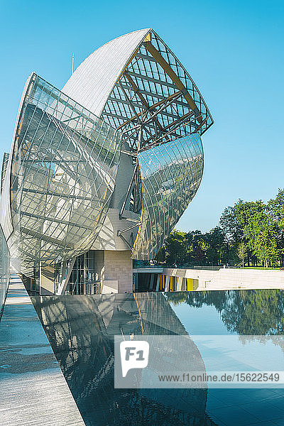 Futuristische Architektur des Gebäudes der Stiftung Louis Vuitton  Paris  Frankreich