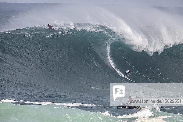 Mark Healey surft auf einer riesigen Welle beim Eddie Aikau Invitational Big Wave Surfing Event in der Waimea Bay an der Nordküste von OAhu.