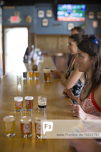 Eine Frau probiert eine Reihe von Bieren im Verkostungsraum von Ballast Point in Miramar  Kalifornien.