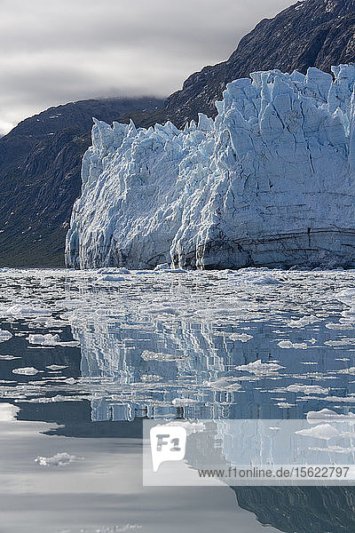 USA  Alaska  Glacier Bay National Park  Margerie Glacier spiegelt sich im eisberggefüllten Wasser des Tarr Inlet an einem Herbstmorgen