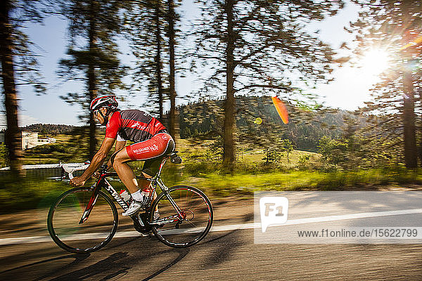 Walter Durrer  Radsportler des Team Rio  fährt mit seinem Fahrrad die Rist-Schlucht hinauf.