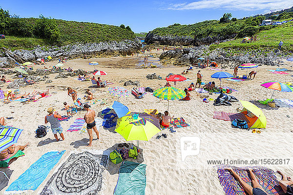 Touristen  die sich am Strand von Buelna in Asturien  Spanien  entspannen