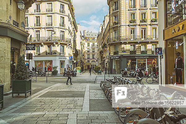 Historische Straße im 4. Arrondissement in Paris mit öffentlichen Leihfahrrädern  Frankreich