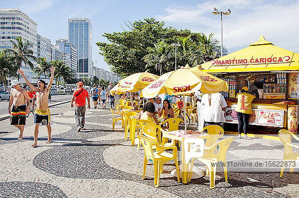 Blick auf ein Restaurant in der Nähe von Copacabana Beach  Rio De Janeiro  Brasilien