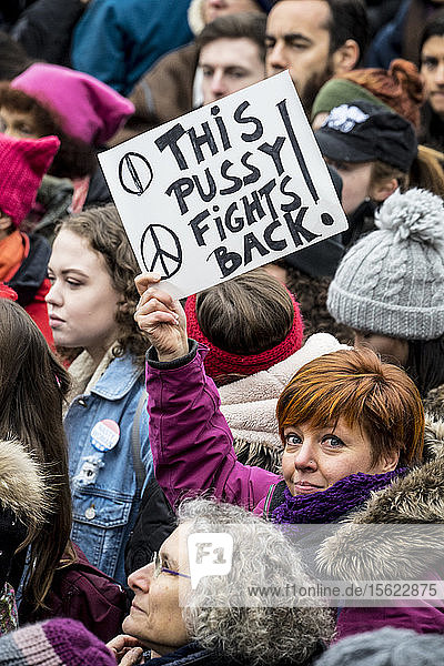 Eine Demonstrantin mit Plakat am nationalen Frauentag  Kopenhagen