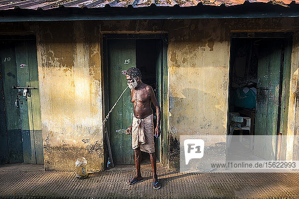 Ein Mann in einer dhobi khana (Wäscherei) in Kochi  Kerala  Indien.