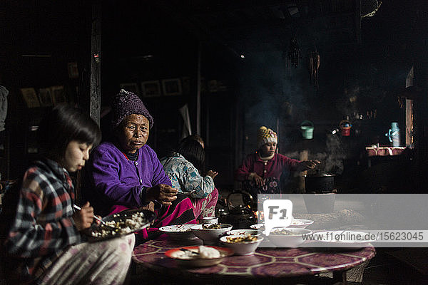 Drei-Generationen-Familie beim gemeinsamen Essen in einem kleinen ländlichen Haus  Myanmar  Shan  Myanmar