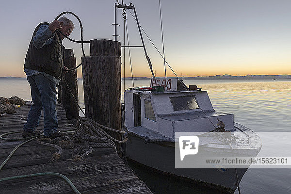 Krabbenfischer auf dem Pier in der Nähe des Bootes bei Sonnenuntergang  China Camp  Kalifornien  USA