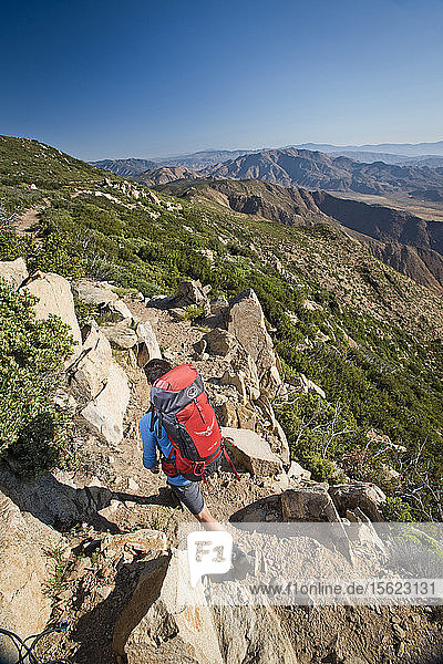 High Angle View Of Man Wandern auf Pacific Crest Trail in der Nähe von Mount Laguna  Kalifornien  Usa