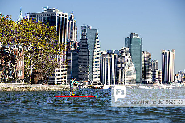 Mann Paddleboarding auf Hudson River in Manhattan  New York City  Usa