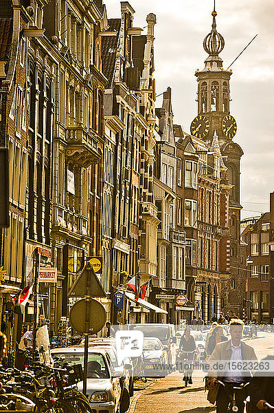 Eine Straßenszene in Amsterdam  Niederlande.