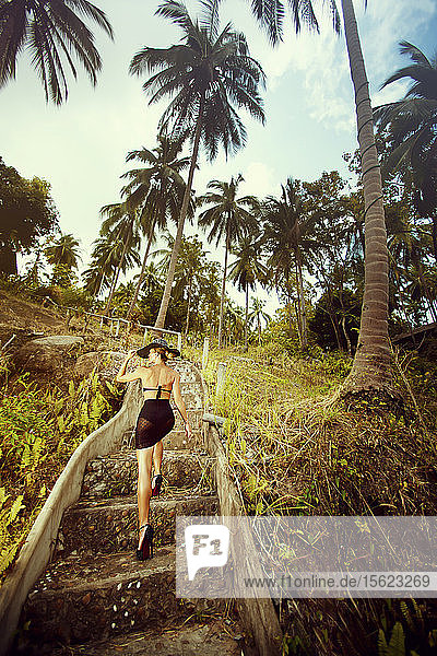 sexy Frau geht die Treppe hoch. Koh Samui Insel Thailand