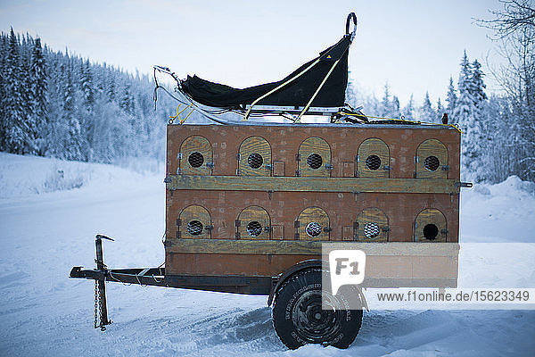 Ein Anhänger für den Transport von Hunden mit einem Hundeschlitten  geparkt in West Dawson  Yukon Territory  9. Februar 2015. Rafal Gerszak/Aurora Photos