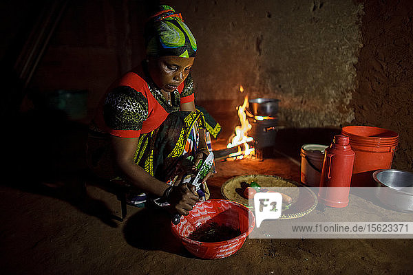 Mforo  Tansania  ein Dorf in der Nähe von Moshi  Tansania. Die Solar Sister-Unternehmerin Fatma Mziray kocht das Abendessen auf ihrem sauberen Kochherd  der mit Holz betrieben wird. Fatma Mziray ist eine Solar Sister-Unternehmerin  die sowohl saubere Kochherde als auch Solarlaternen verkauft. Fatma hörte von einem Entwicklungspartner von Solar Sister von den Kochern und beschloss  einen auszuprobieren. Der Rauch vom Kochen auf ihrem traditionellen Holzherd mit Brennholz verursachte ihr viele gesundheitliche Probleme  ihre Lungen waren verstopft  ihre Augen brannten und ihr Arzt sagte ihr  dass sie nicht mehr auf diese Weise kochen dürfe. An manchen Tagen fühlte sie sich so schlecht  dass sie nicht zum Kochen gehen konnte. Fatma sagte: ??????Um für eine Familie zu kochen  Frühstück  Mittag- und Abendessen zuzubereiten  musste ich früher jeden Tag eine große Ladung Holz sammeln. Jetzt  mit dem neuen Herd  reicht die gleiche Ladung Holz für bis zu drei Wochen Kochen. ??????Durch die zusätzliche Zeit kann ich mein Geschäft ausbauen. Außerdem habe ich mehr Zeit für meine Familie. Ich kann das Studium meiner Kinder ?????? überwachen. All das trägt zu einer glücklicheren Familie und einer besseren Beziehung zu meinem Mann bei. Seitdem ich den sauberen Herd benutze  ist niemand mehr krank geworden oder musste wegen einer Grippe ins Krankenhaus. ?????? Fatma sieht sich selbst als Helferin ihrer Gemeinschaft  denn sie sieht nicht mehr  dass die Menschen  denen sie Kochherde verkauft hat  rote Augen haben  husten oder krank sind  wie es früher der Fall war. Sie konnte das Schulgeld für ihre Kinder bezahlen  Dinge für den Haushalt und eine Kuh kaufen. ??????Was mich dazu bringt  jeden Morgen früh aufzustehen  meine Kocher zu nehmen und in mein Geschäft zu gehen  ist die Möglichkeit  meine Familie zur Schule zu bringen sowie Lebensmittel und andere Familienbedürfnisse zu besorgen.??????