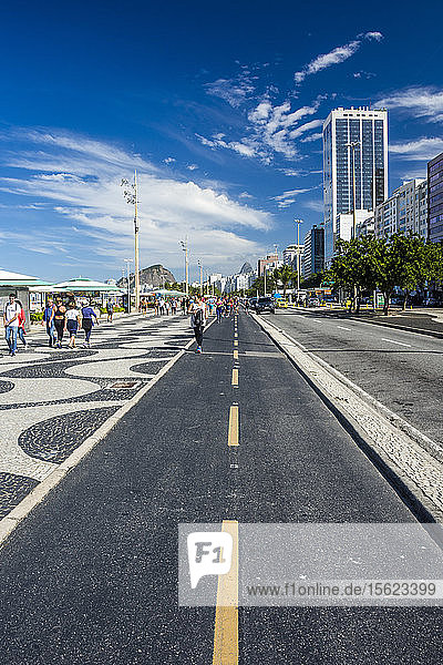 Stadtszene mit Fahrradspur am Copacabana-Strand  Rio de Janeiro  Brasilien