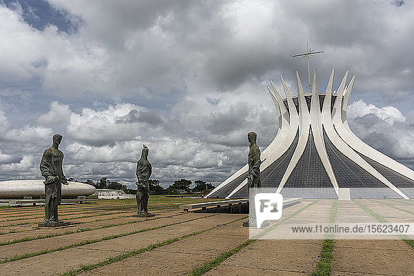 Statuen und modernes Gebäude der Kathedrale von Brasília  Brasília  Brasilien