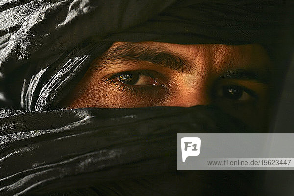 Augen eines jungen Tuareg-Mannes in den Sahara-Sanddünen von Erg Chebbi bei Merzouga  Marokko