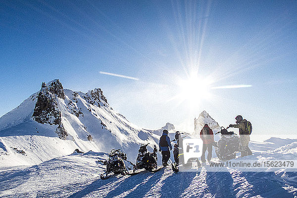 Gruppe von drei Personen mit Schneemobilen im Freien im Winter  Whistler  British Columbia  Kanada