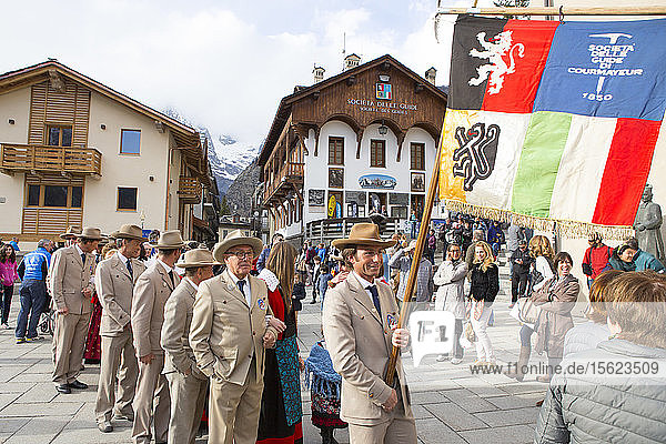 Eine Gruppe italienischer Bergführer trägt die traditionelle Kleidung des Guide Alpine Courmayeur für einen Umzug durch das Dorf Courmayeur.