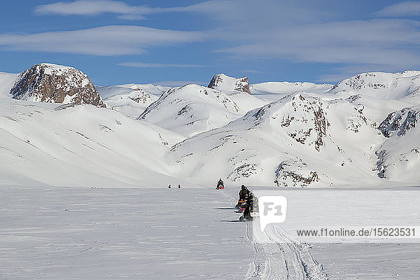 Schneemobilkonvoi transportiert Bergsteiger vom Flugplatz Constable Point in die Berge