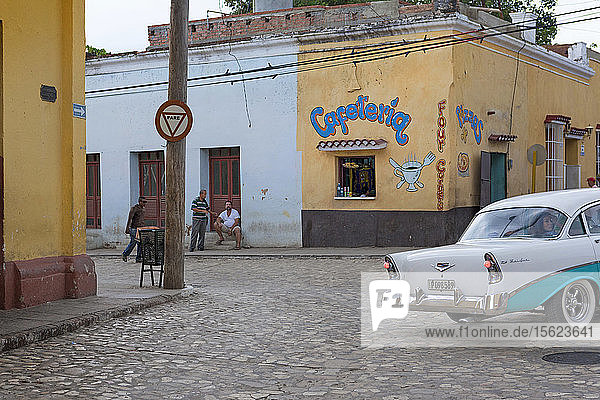 Alte Autos auf den Straßen von Trinidad  Kuba