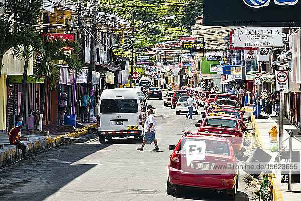 Rote Taxis säumen die Straßen von Quepos  Costa Rica.