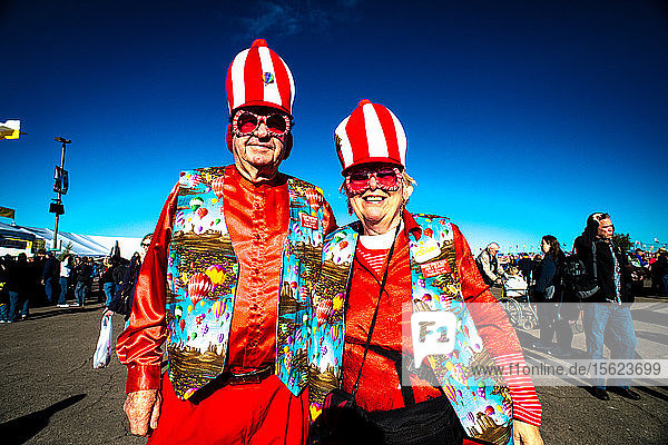Ein älteres Paar in Heißluftballon-Kleidung auf dem Heißluftballon-Festival in Albuquerque  NM.