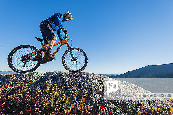 Mountainbiker in der felsigen Landschaft von Whitehorse Ledge  New Hampshire