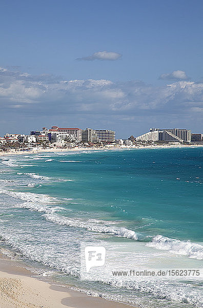 Ein Teil der Hotel Row  mit türkisfarbenem Meer  Cancun  Quintana Roo  Yucatan  Mexiko.