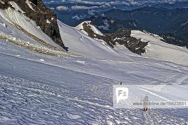 Ein Skitourengeher erklimmt die unteren Flanken des Mount Baker in Washington