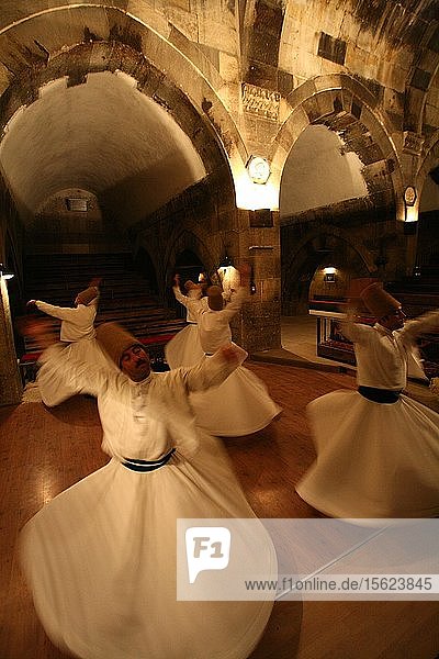 Sufis des Mevlevi-Ordens treten in einer Höhle in der Region Kappadokien in der Türkei auf. Sie sind im Volksmund als wirbelnde Derwische bekannt  weil sie sich zu Gebeten und Musik drehen. Dieser Orden von Sufis oder islamischen Mystikern wird mit Mevlana Jelal-ud-Din Rumi in Verbindung gebracht  dem Dichter aus dem 12. Jahrhundert  dessen Grab im nahe gelegenen Konya ein Schrein für den Orden und andere Gläubige ist.