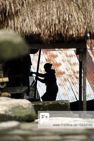 Silhouette einer arbeitenden Frau  Sumba  Indonesien