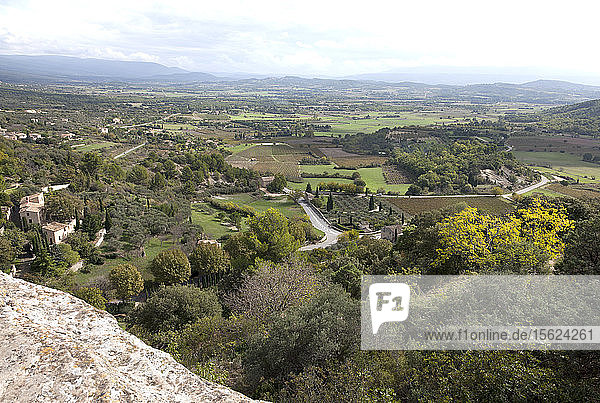 Blick aus der Ferne auf das auf einem Hügel gelegene Dorf Gordes in der Region Luberon in der Provence  Frankreich.