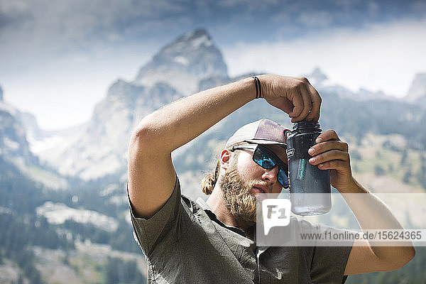 Ein Rucksacktourist reinigt sein Wasser in den Grand Teton Mountains  Jackson Hole  Wyoming