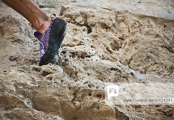 Der Fuß eines Bergsteigers auf einem Kalkstein in Austin  Texas