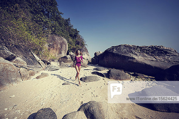 Frau läuft am Strand  Koh Samui Thailand