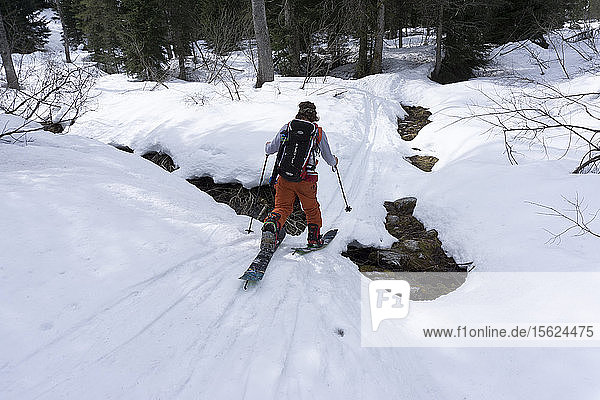 Skifahrer beim Wandern in der verschneiten Region von Revelstoke  British Columbia  Kanada