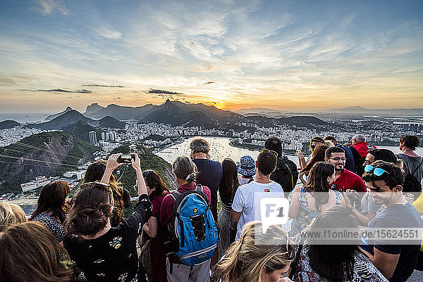 Touristenmassen am Berg Pao de Acucar in Rio de Janeiro  Brasilien