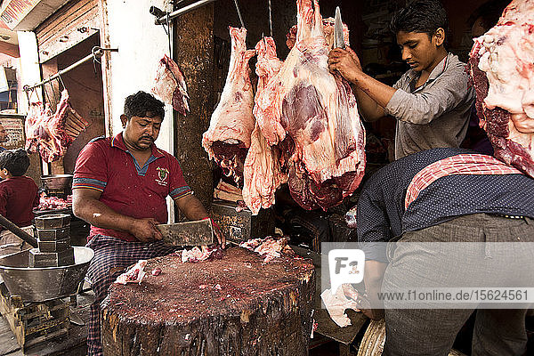 Straßenverkäufer beim Schlachten von Fleisch in Jaipur  Indien.