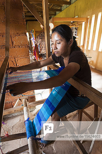 Frau webt auf einem traditionellen Handwebstuhl in Copan  Honduras