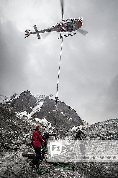 Jedes Jahr nehmen sich Bürgervereine wie der Club Alpin Francais oder die Mountain Riders Zeit  um die Abfälle zu beseitigen  die nach der Schneeschmelze auf dem Gletscher des Mer de Glace (Eismeer) in den französischen Alpen zurückbleiben.