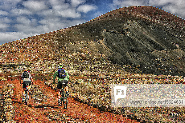 Zwei Mountainbiker auf dem La Oliva  Fuerteventura  Spanien