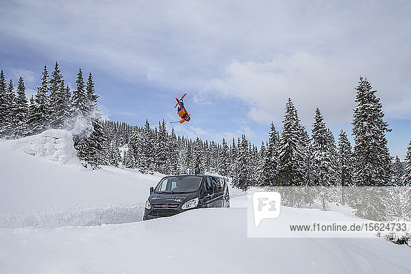 Skifahrer überfährt einen Lieferwagen in Rumänien