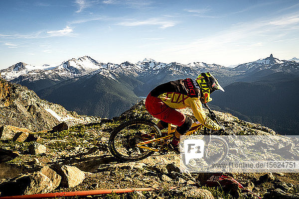 Person Mountainbiking auf felsigen Landschaft in Whistler  British Columbia  USA