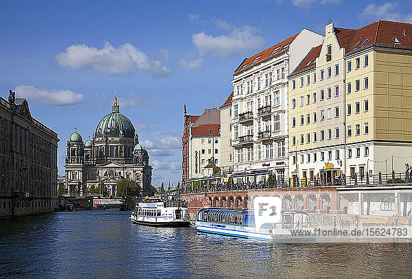 Eine Schifffahrt auf der Spree durch das Herz Berlins ist eine angenehme Art  viele der Sehenswürdigkeiten der Stadt zu sehen. Das prächtige Neorenaissance-Gebäude links in der Mitte ist der Berliner Dom  eine riesige Kathedrale  die zwischen 1894 und 1905 erbaut wurde.