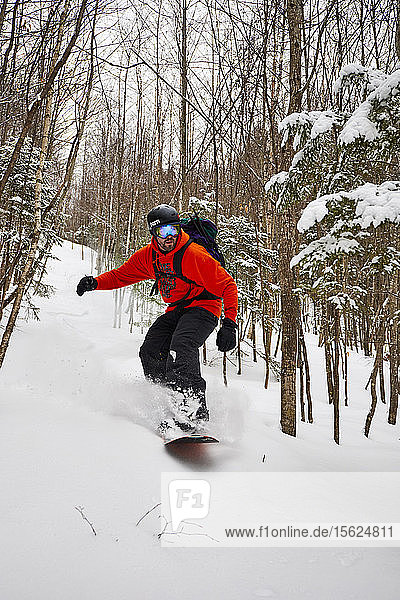 Ein Splitboarder beim Snowboarden im Backcountry von Vermont.